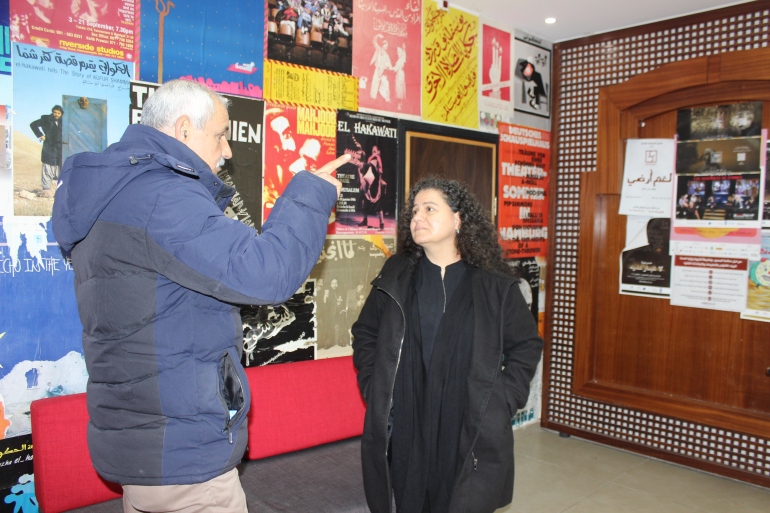 25g5g-4 6-أسيل جندي، المسرح الوطني الفلسطيني الحكواتي، القدس، صورة يظهر بها الفنان حسام أبو عيشة مع الممثلة رائدة غزالة(الجزيرة نت).jpg.jpg