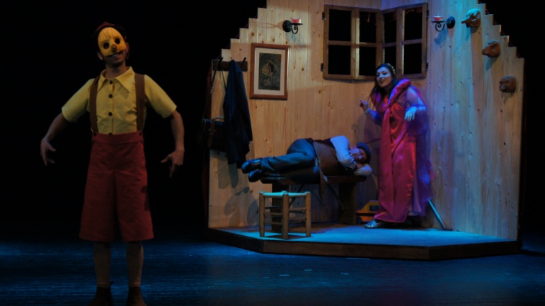 25g5g-6 4-أسيل جندي، المسرح الوطني الفلسطيني الحكواتي، القدس، صورة من إحدى العروض المسرحية على خشبة مسرح الحكواتي(الجزيرة نت).jpg.jpgJPG