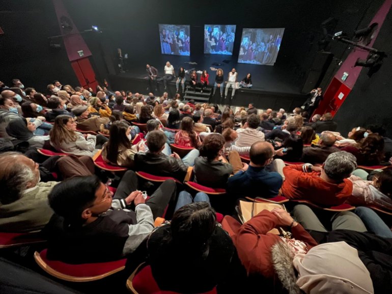 25g5g-7 1-أسيل جندي، المسرح الوطني الفلسطيني الحكواتي، القدس، صورة عامة من إحدى قاعات المسرح يظهر بها عدد من الجمهور(الجزيرة نت)