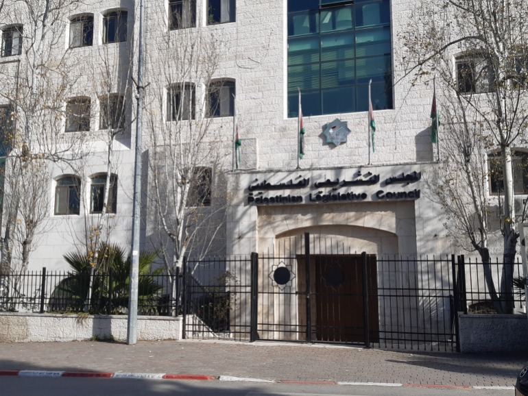 6-21 عاطف دغلس-مبنى المجلس التشريعي بمدينة رام الله وسط الضفة الغربية- الجزيرة نت7