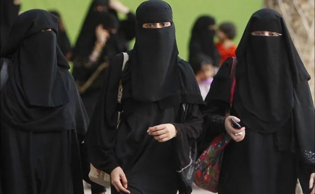 تفسير حلم نساء لابسات عبايات سوداء