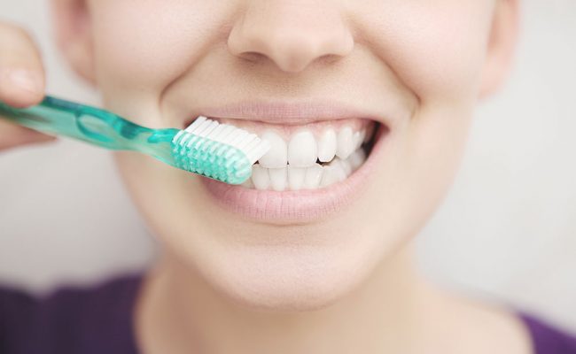 لماذا ننظف اسناننا بالفرشاة او السواك