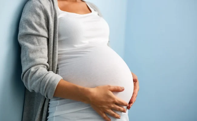ماذا تعطي الأم لطفلها داخل الرحم