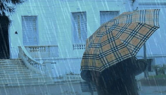 أمطار عاصفية قوية وتساقطات ثلجية مهمة ابتداء من غد الثلاثاء