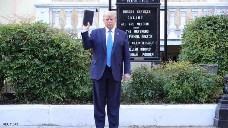 بسبب صورة.. كومو يسخر من ترامب