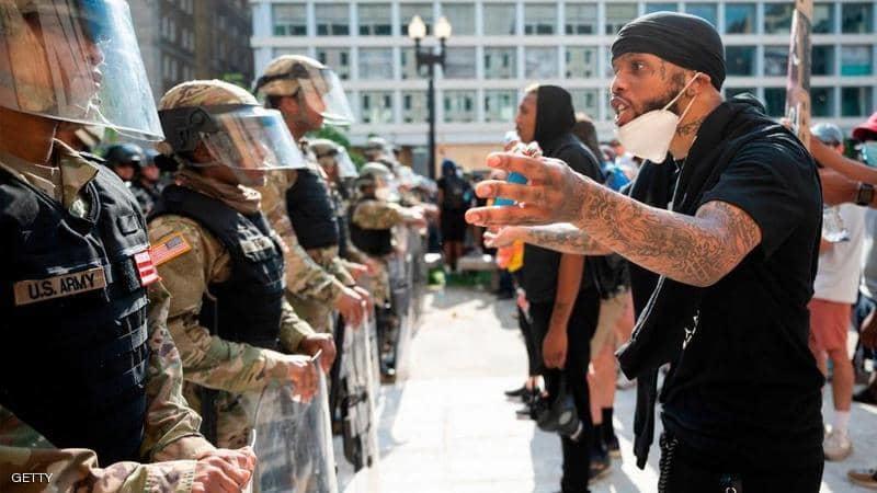 عمدة واشنطن تطالب ترامب بإنهاء المظاهر المسلحة