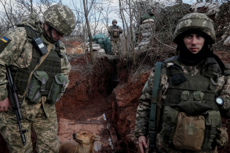 Ukrainian service members are seen on the front line near the city of Novoluhanske in the Donetsk region, Ukraine February 20, 2022. REUTERS/Gleb Garanich