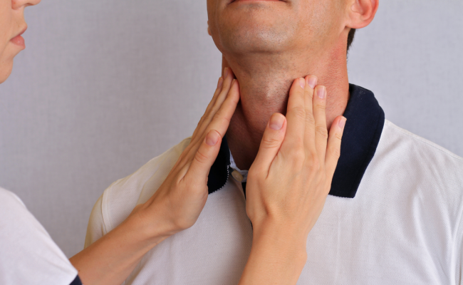 أعراض الغدة الدرقية في الحلق