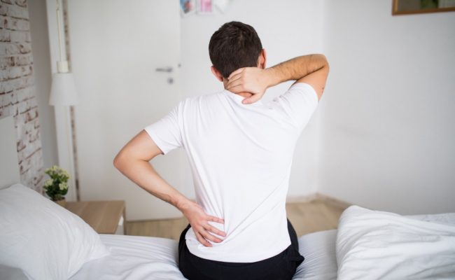 أفضل أوضاع النوم لآلام الظهر والرقبة والكتف