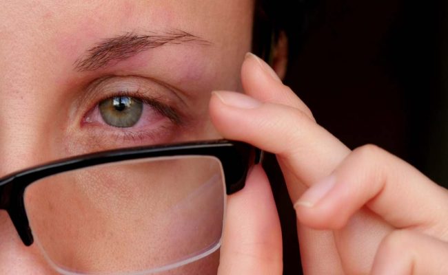 الفرق بين التهاب العين الفيروسي والبكتيري