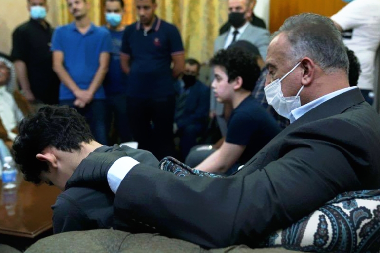 d8a7d984d983d8a7d8b8d985d98a-d985d8b9-d8a7d8b7d981d8a7d984 الكاظمي لدى تقديمه العزاء لعائلة الهاشمي في بغداد (الجزيرة)