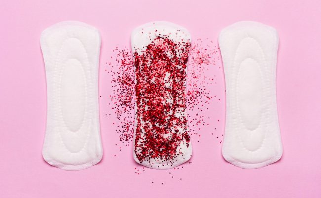 نزول قطع دم مع الدورة هل هو حمل