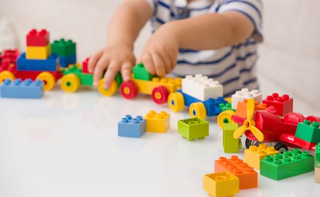 متى يبدأ الطفل يمسك بيده