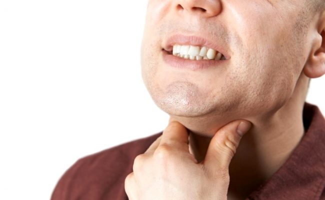 هل التهاب الحنجرة يسبب ضيق تنفس