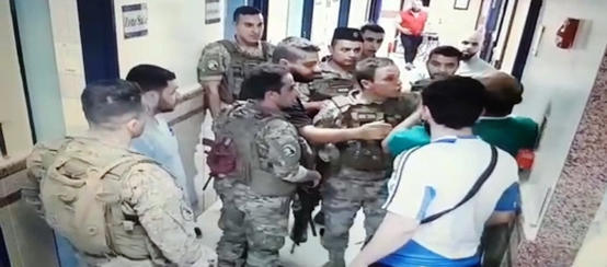 جنود لبنانيون يعتدون على طبيب - فيديو