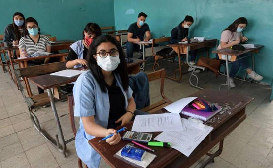 بالكمامة.. طلاب الثانوية يعودون لمدارس تونس