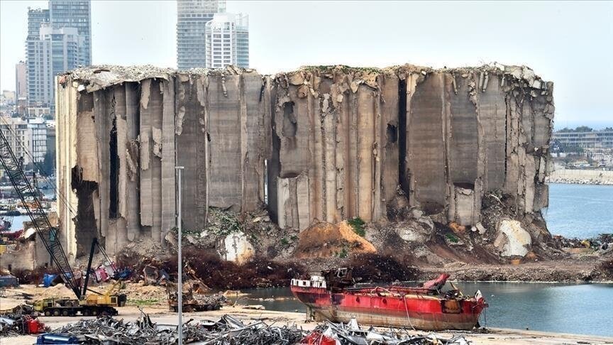 بشعره.. لبناني يجرّ شاحنة إطفاء تحية لضحايا انفجار المرفأ