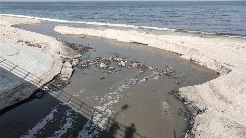 تلوث البحر يحكم الخناق على المتنفسّ الوحيد لغزة (تقرير)