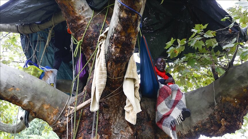 ألمانيا.. ناشطة سودانية تتظاهر تضامنًا مع طالبي اللجوء الأفغان