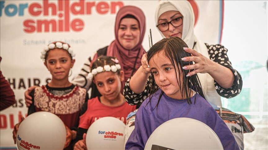 متطوعون من السويد يرسمون البسمة على وجوه أيتام إدلب السورية