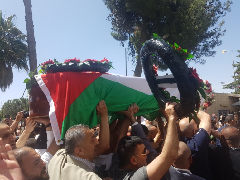 4-46 4-وصول جثمان شيرين أبو عاقلة إلى مستشفى الفرنساوي بالقدس بعد تغطية التابوت بالعلم الفلسطيني(الجزيرة نت)