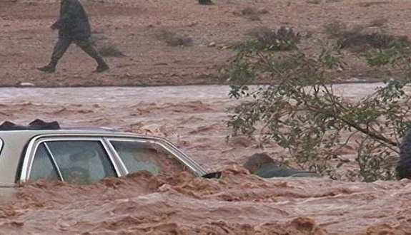 مياه التساقطات المطرية اليوم تحاصر دواري أسرير وتغمرت بإقليم كلميم