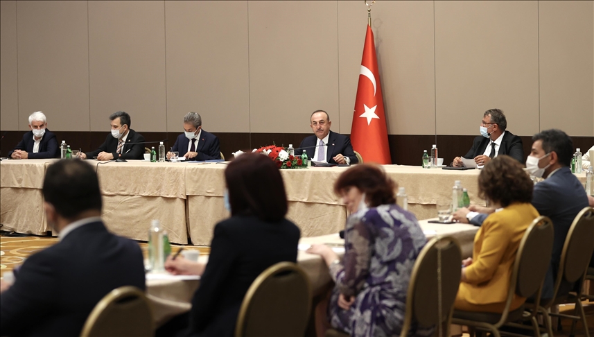 تشاووش أوغلو يلتقي رجال الأعمال الأتراك في صربيا