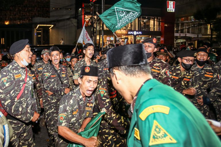 000_32d834m-1 This picture taken on June 24, 2022 shows members of an Islamic organisation holding a protest in front of the Holywings bar in Jakarta. - Indonesian police arrested six people on charges of blasphemy over a bar chain's free alcohol promotion for patrons named Mohammed, officials said late on June 24, in a case that has sparked outrage in the Muslim-majority country. (Photo by ARDIKTA NUGROHO / AFP)