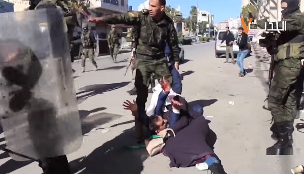 11-1 فيديو.. أجهزة أمن السلطة الفلسطينية تعتدي على النساء في الخليل لمنع مظاهرة لحركة حماس