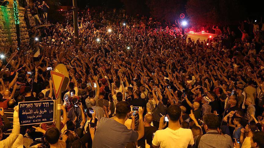 alaqsa-1 الفلسطينيون يحتفلون بإعادة فتح بوابات المسجد الأقصى