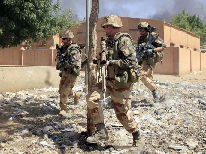 c56ef1ce-76a2-43f3-9705-e4313347e3bc-1 French soldiers run for cover as they fight while clashes erupted in the city of Gao on February 21, 2013 and an apparent car bomb struck near a camp housing French troops as Malian and foreign forces struggled to secure Mali's volatile north against Islamist rebels.