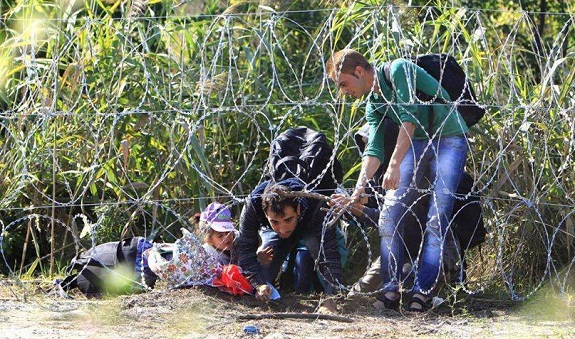 images_kharij-elwatan3_30082015-1 السلطات الفرنسية تخلي مخيما للاجئين