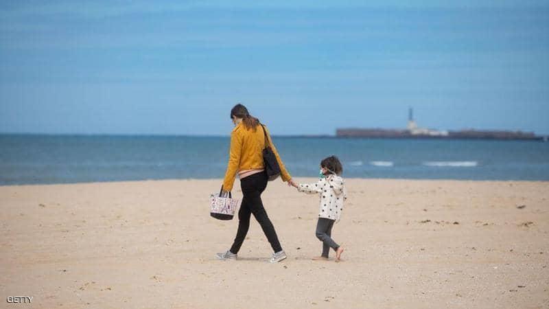 مسؤول إسباني يعتذر بعدما رش شاطئا بـ مبيض