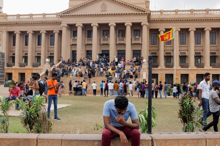 rts9fisa-1 Demonstrators enter the Presidential Secretariat and President's House after Sri Lanka's President Rajapaksa fled, in Colombo