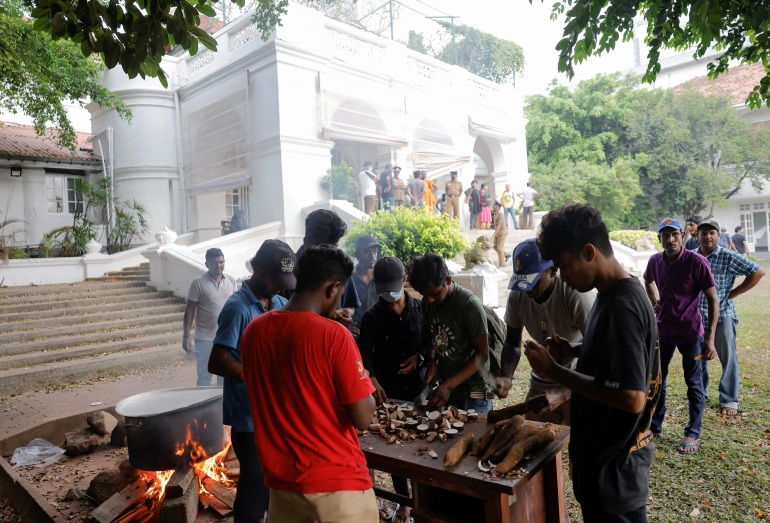 rts9fl2w Demonstrators enter the Prime Minister's residence, in Colombo