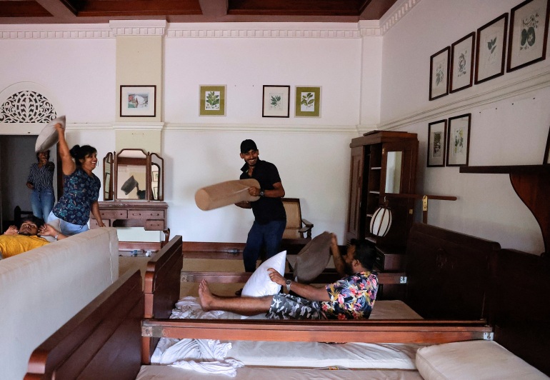rts9fl2x Demonstrators enter the Prime Minister's residence, in Colombo