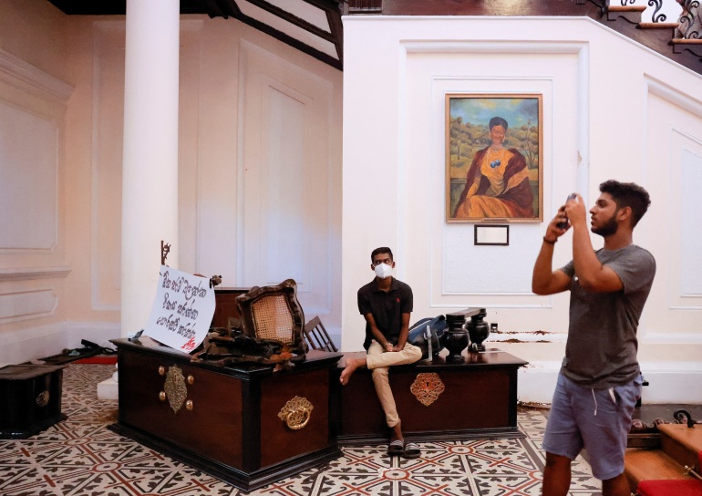 rts9flvn Demonstrators enter the Presidential Secretariat and President's House after Sri Lanka's President Rajapaksa fled, in Colombo
