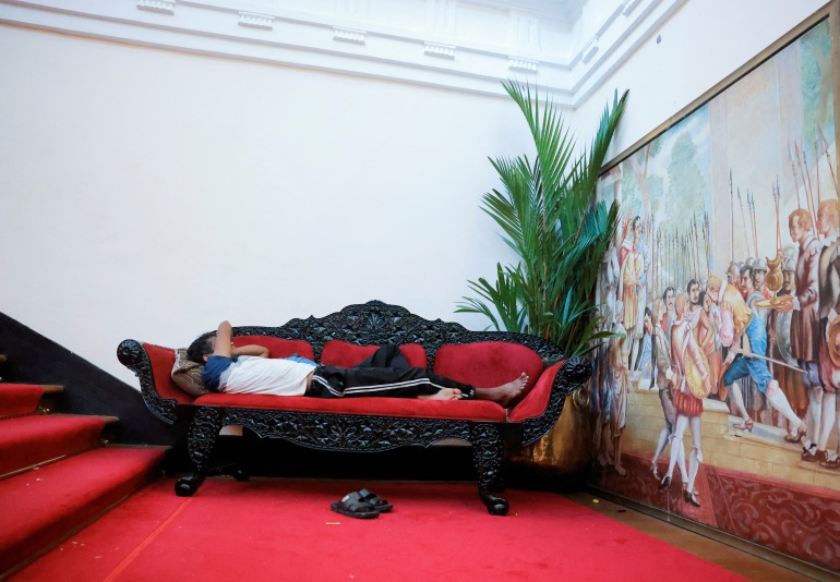 rts9fm0q Demonstrators enter the Presidential Secretariat and President's House after Sri Lanka's President Rajapaksa fled, in Colombo