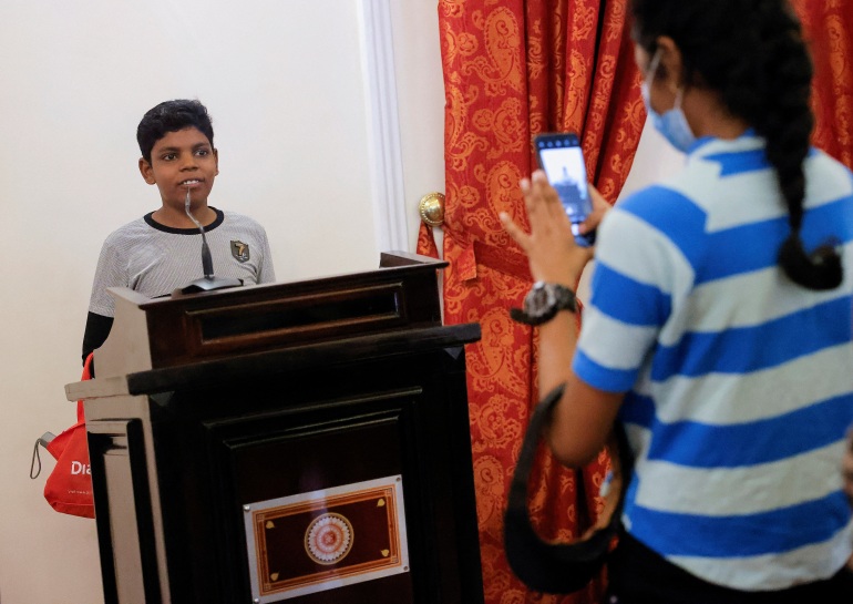 rts9fm1i Demonstrators enter the Presidential Secretariat and President's House after Sri Lanka's President Rajapaksa fled, in Colombo