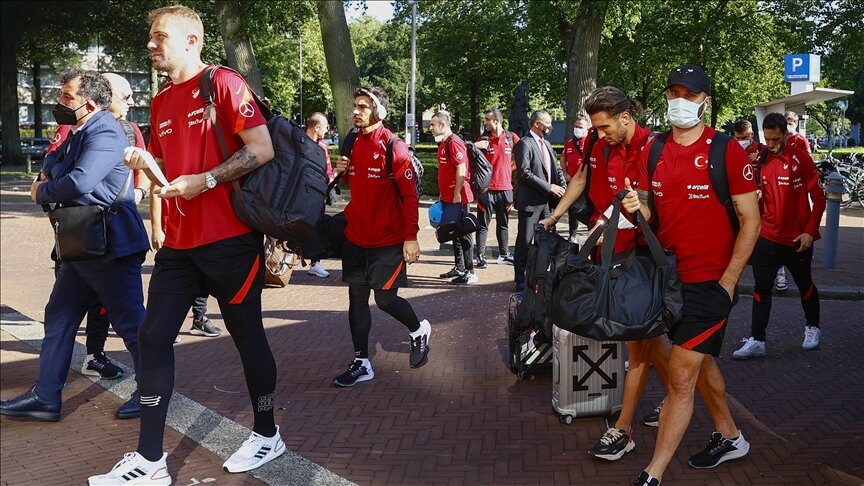 قدم.. المنتخب التركي يصل أمستردام لمواجهة هولندا